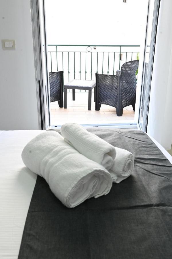 Solymar B&B Napoli Bagian luar foto